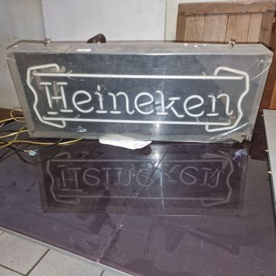 Enseigne lumineuse en néon HEINEKEN.