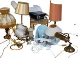 une pile d'objets assortis sur une surface blanche