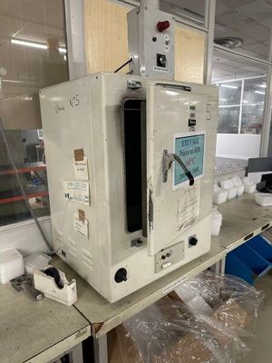 une machine posée sur une table dans une pièce