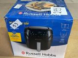 Friteuse à air chaud Russell Hobbs dans son emballage, posée sur une table