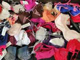 une pile de soutiens-gorge et de sous-vêtements posée sur une table