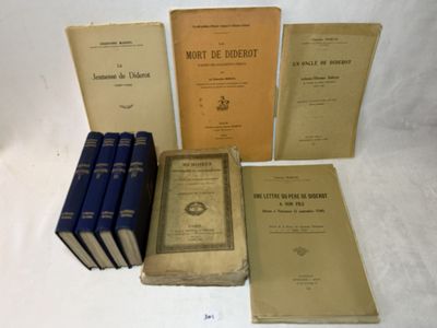 plusieurs livres sont alignés sur une table à fond blanc