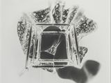 une photo en noir et blanc d'une personne tenant une horloge