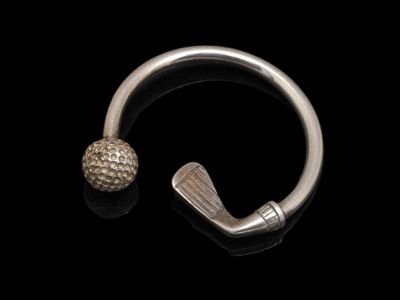 un gros plan d'une bague en argent ornée d'une boule