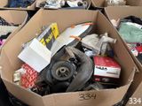 une boîte en carton remplie d'objets hétéroclites sur le sol