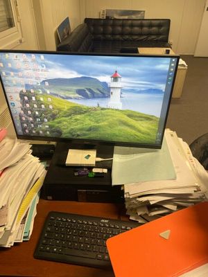 un bureau équipé d'un écran d'ordinateur et d'un clavier