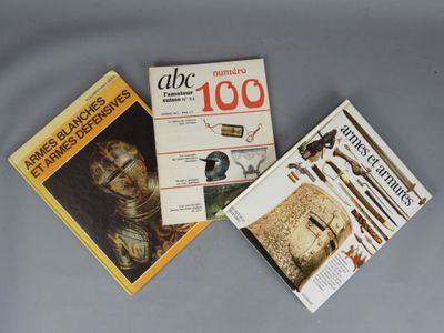 trois livres sont posés sur une table les uns à côté des autres