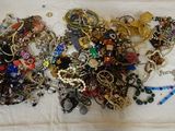 une pile de bijoux assortis sur une table