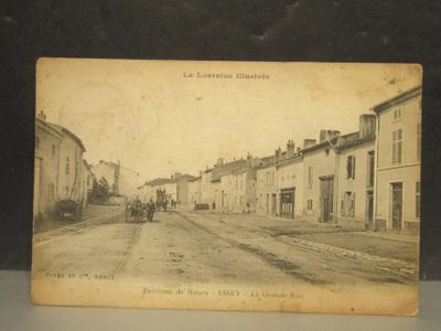une vieille photo d'une rue en plein centre-ville