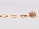 trois bagues en or et une bague sur un fond blanc