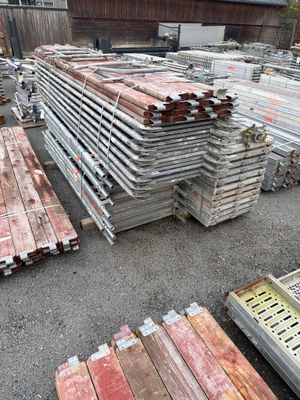 de nombreux types de bois différents par terre