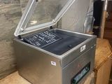 une image représentant une machine posée sur une table en bois