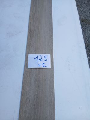 Deux morceaux de bois sont posés sur une table, accompagnés d'une étiquette indiquant leur prix.