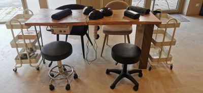 une photo d'un bureau avec des chaises et un ordinateur dessus