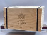 une boîte en bois sur laquelle est apposée une étiquette de vin
