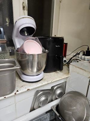 un plan de travail de cuisine sur lequel se trouvent un mixeur et un saladier