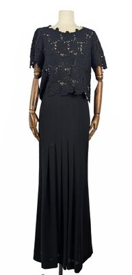 une robe noire sur un mannequin mannequin mannequin mannequin mannequin mannequin mannequin mannequin mannequin mannequin
