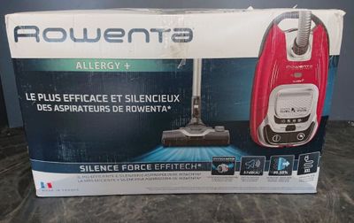 la boîte d'un aspirateur est ouverte sur la table