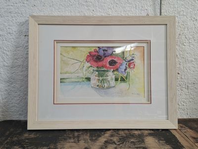 tableau représentant un vase de fleurs posé sur une table, avec un mur en arrière-plan