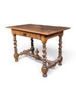 Table à écrire en noyer ouvrant par un tiroir en ceinture, l…