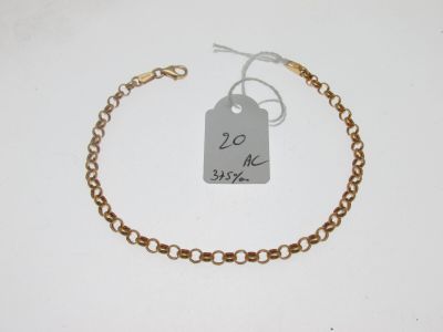 gros plan d'une chaîne de bracelets portant une étiquette de prix