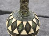 un petit vase posé sur une table