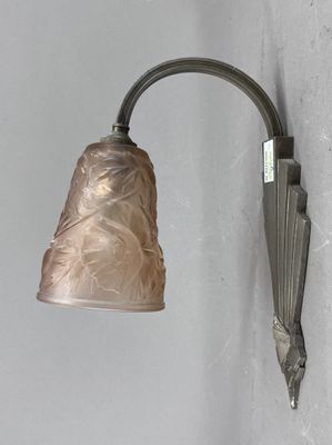 une lampe accrochée au mur de la pièce