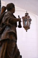 Grande lanterne en bois sculpté et doré à quatre faces vitré… (photo 2)