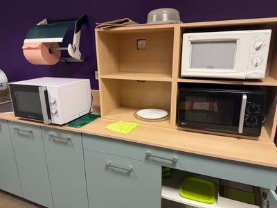 un micro-ondes et un four à micro-ondes posés sur le plan de travail