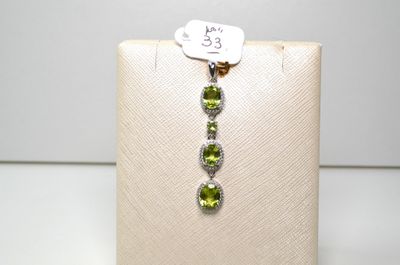 une image représentant une paire de boucles d'oreilles ornées de pierres vertes