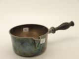 une petite casserole en métal avec une poignée, posée sur une surface blanche