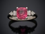 une bague en tourmaline rose et diamant