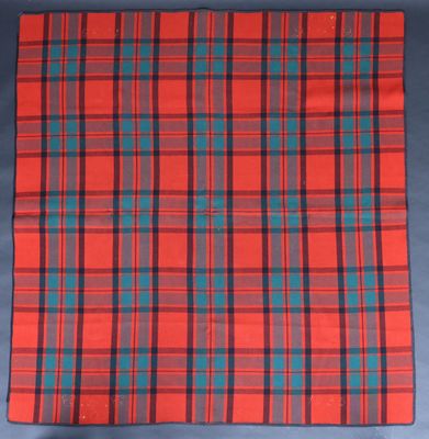 une nappe à carreaux rouges et bleus, bordée de noir