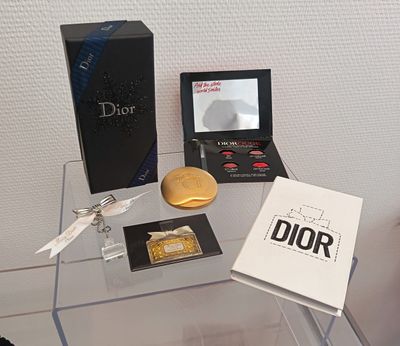 Christian DIOR Lot comprenant une broche avce un mini flacon…