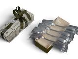 un paquet de préservatifs et un paquet de préservatifs posés sur une surface blanche