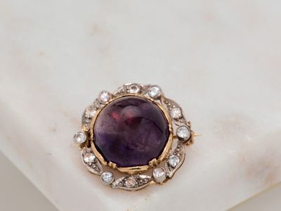 une image montrant un gros plan d'une bague posée sur une surface en marbre