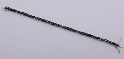 Bracelet ligne en argent,serti de saphirs facettés.