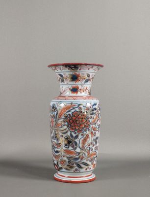 un vase avec un motif floral posé sur une table