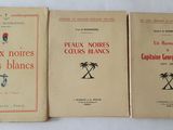 trois livres posés sur une table blanche, l'un à côté de l'autre