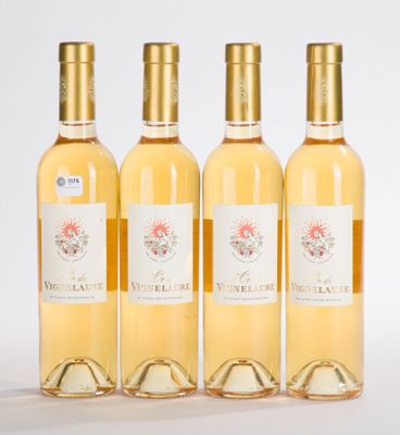 trois bouteilles de vin blanc posées les unes à côté des autres sur une table