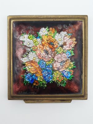 tableau représentant un bouquet de fleurs dans un cadre doré, accroché à un mur blanc