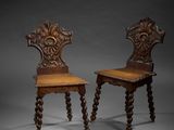 paire de chaises sculptées avec des dossiers sculptés