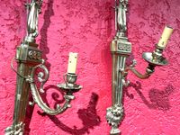 Paire d'appliques en bronze à un bras de lumières à décor de… (photo 2)