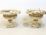 deux vases posés sur une table blanche