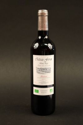 une bouteille de vin posée sur une table