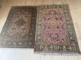 deux tapis orientaux posés sur un parquet dans un salon