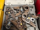 de nombreux outils dans une boîte à outils posée sur une table