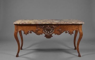 une vieille table en bois avec un plateau en marbre sur fond gris
