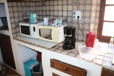2 fours à micro-ondes, un refrigérateur BEKO, une cafetière … - Photo 1