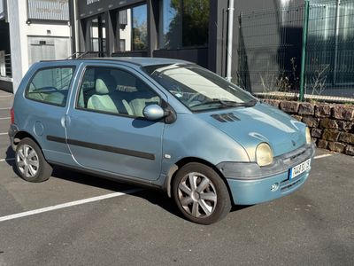 une petite voiture bleue garée dans un parking